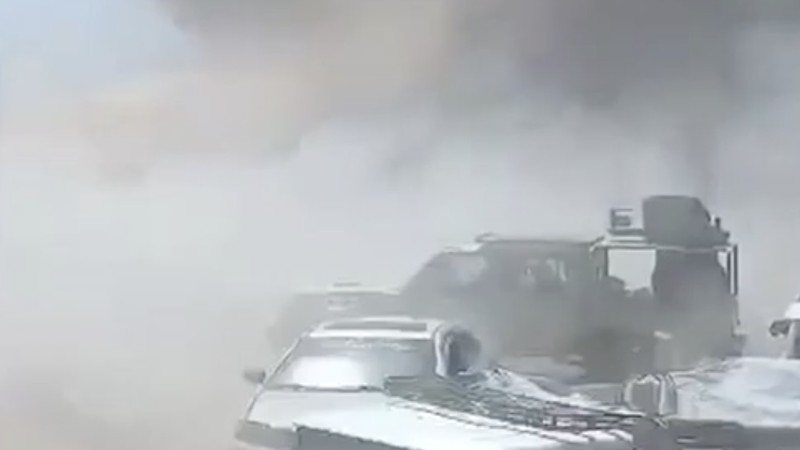 Api dan asap membubung setelah ledakan dalam sebuah serangan di pasar di Al Hajaf, Provinsi Lahij, Yaman; gambar ini diambil dari video media sosial yang dirilis pada 21 September 2026. (Tangkapan Layar VIdeo/REUTERS)