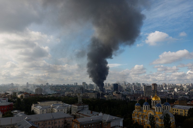 Asap membubung di atas kota setelah serangan pesawat nirawak Rusia&mdash;di tengah serangan Rusia terhadap Ukraina&mdash;di Kyiv, Ukraina, pada 23 September 2026. (REUTERS/Valentyn Ogirenko)