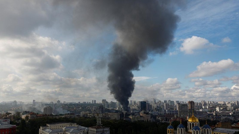 Asap membubung di atas kota setelah serangan pesawat nirawak Rusiadi tengah serangan Rusia terhadap Ukrainadi Kyiv, Ukraina, pada 23 September 2026. (REUTERS/Valentyn Ogirenko)