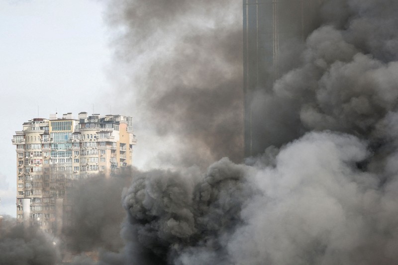 Asap membubung di atas kota setelah serangan pesawat nirawak Rusia&mdash;di tengah serangan Rusia terhadap Ukraina&mdash;di Kyiv, Ukraina, pada 23 September 2026. (REUTERS/Valentyn Ogirenko)