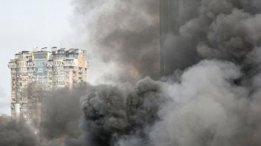 Asap membubung setelah serangan pesawat nirawak Rusia di sekitar sebuah bangunan hunian, di tengah serangan Rusia terhadap Ukraina, di Kyiv, Ukraina, 23 September 2026.