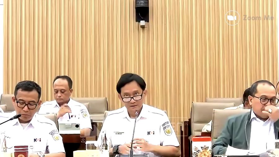 Direktur Utama PT KAI, Bobby Rasyidin saat menyampaikan laporan dalam rapat dengar pendapat dengan Komisi VI DPR RI pada Rabu (23/9/2026). (Tangkapan Layar Youtube/TVR Parlemen)