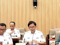 Direktur Utama PT KAI, Bobby Rasyidin saat menyampaikan laporan dalam rapat dengar pendapat dengan Komisi VI DPR RI pada Rabu (23/9/2026). (Tangkapan Layar Youtube/TVR Parlemen)