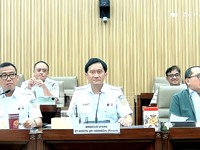 Direktur Utama PT KAI, Bobby Rasyidin saat menyampaikan laporan dalam rapat dengar pendapat dengan Komisi VI DPR RI pada Rabu (23/9/2026). (Tangkapan Layar Youtube/TVR Parlemen)