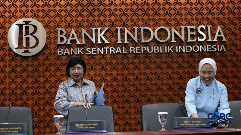 Gubernur Bank Indonesia, Destry Damayanti berinteraksi dengan Dewan Gubernur Bank Indonesia jelang Konferensi Pers Hasil Rapat Dewan Gubernur (RDG) Bulan September 2026 di Ruang Konferensi Pers, Gedung Thamrin Lantai 1, Bank Indonesia, Jakarta Pusat, Rabu, (23/9/2026).