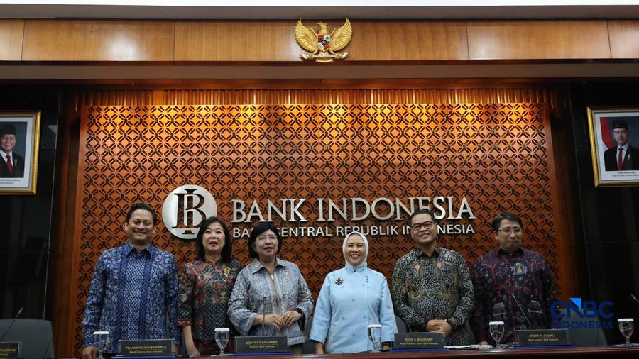 Gubernur Bank Indonesia, Destry Damayanti berinteraksi dengan Dewan Gubernur Bank Indonesia jelang Konferensi Pers Hasil Rapat Dewan Gubernur (RDG) Bulan September 2026 di Ruang Konferensi Pers, Gedung Thamrin Lantai 1, Bank Indonesia, Jakarta Pusat,