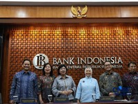 Gubernur Bank Indonesia, Destry Damayanti berinteraksi dengan Dewan Gubernur Bank Indonesia jelang Konferensi Pers Hasil Rapat Dewan Gubernur (RDG) Bulan September 2026 di Ruang Konferensi Pers, Gedung Thamrin Lantai 1, Bank Indonesia, Jakarta Pusat,