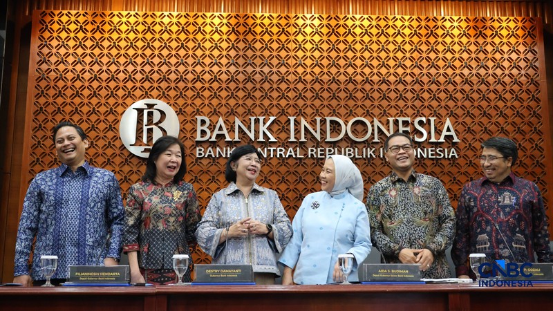 Gubernur Bank Indonesia, Destry Damayanti berinteraksi dengan Dewan Gubernur Bank Indonesia jelang Konferensi Pers Hasil Rapat Dewan Gubernur (RDG) Bulan September 2026 di Ruang Konferensi Pers, Gedung Thamrin Lantai 1, Bank Indonesia, Jakarta Pusat, Rabu, (23/9/2026). (CNBC Indonesia/Muhammad Sabki)