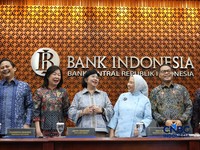 Gubernur Bank Indonesia, Destry Damayanti berinteraksi dengan Dewan Gubernur Bank Indonesia jelang Konferensi Pers Hasil Rapat Dewan Gubernur (RDG) Bulan September 2026 di Ruang Konferensi Pers, Gedung Thamrin Lantai 1, Bank Indonesia, Jakarta Pusat,