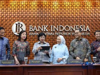 Gubernur Bank Indonesia, Destry Damayanti berinteraksi dengan Dewan Gubernur Bank Indonesia jelang Konferensi Pers Hasil Rapat Dewan Gubernur (RDG) Bulan September 2026 di Ruang Konferensi Pers, Gedung Thamrin Lantai 1, Bank Indonesia, Jakarta Pusat,