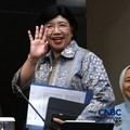 Gubernur Bank Indonesia, Destry Damayanti melambaikan tangan ke awak media jelang Konferensi Pers Hasil Rapat Dewan Gubernur (RDG) Bulan September 2026 di Ruang Konferensi Pers, Gedung Thamrin Lantai 1, Bank Indonesia, Jakarta Pusat, Rabu, (23/9/2026