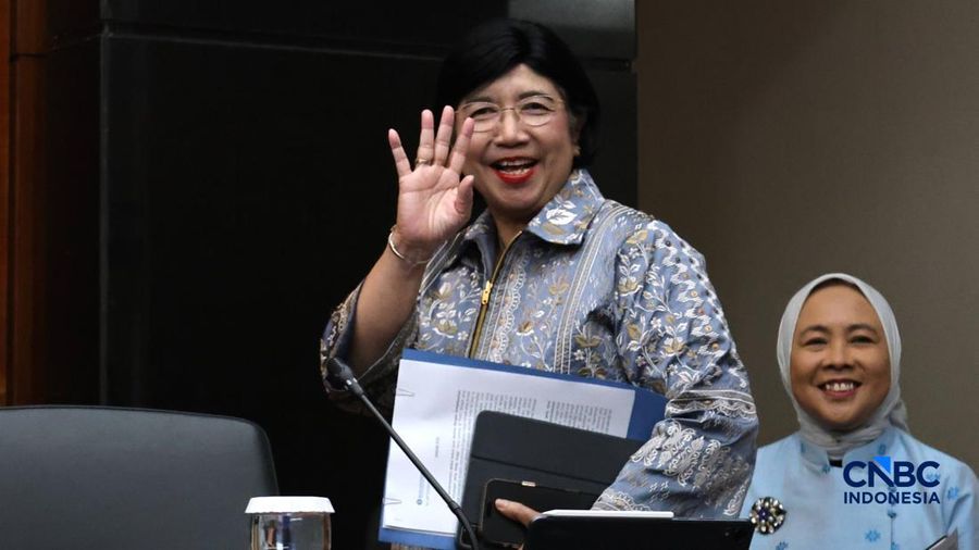 Gubernur Bank Indonesia, Destry Damayanti melambaikan tangan ke awak media jelang Konferensi Pers Hasil Rapat Dewan Gubernur (RDG) Bulan September 2026 di Ruang Konferensi Pers, Gedung Thamrin Lantai 1, Bank Indonesia, Jakarta Pusat, Rabu, (23/9/2026