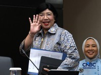Gubernur Bank Indonesia, Destry Damayanti melambaikan tangan ke awak media jelang Konferensi Pers Hasil Rapat Dewan Gubernur (RDG) Bulan September 2026 di Ruang Konferensi Pers, Gedung Thamrin Lantai 1, Bank Indonesia, Jakarta Pusat, Rabu, (23/9/2026