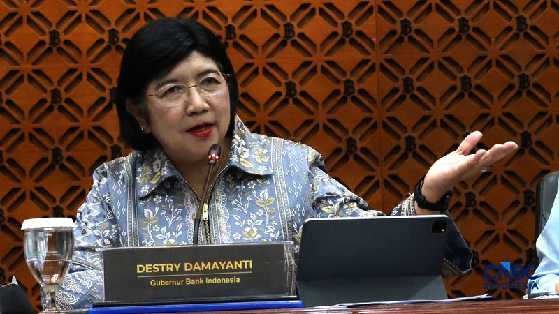 Gubernur Bank Indonesia, Destry Damayanti berinteraksi dengan Dewan Gubernur Bank Indonesia jelang Konferensi Pers Hasil Rapat Dewan Gubernur (RDG) Bulan September 2026 di Ruang Konferensi Pers, Gedung Thamrin Lantai 1, Bank Indonesia, Jakarta Pusat, Rabu, (23/9/2026). (CNBC Indonesia/Muhammad Sabki)