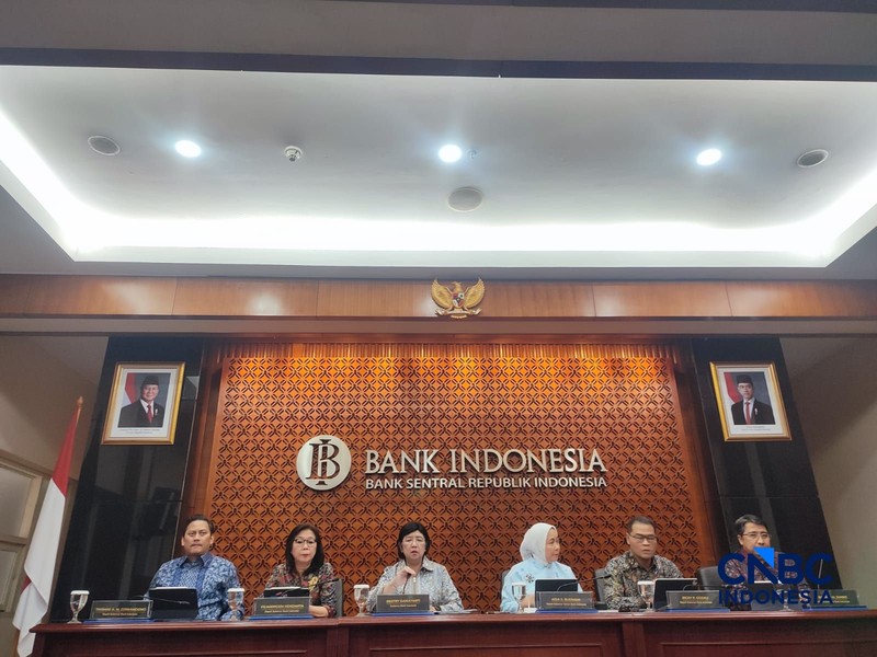 Gubernur Bank Indonesia, Destry Damayanti berinteraksi dengan Dewan Gubernur Bank Indonesia jelang Konferensi Pers Hasil Rapat Dewan Gubernur (RDG) Bulan September 2026 di Ruang Konferensi Pers, Gedung Thamrin Lantai 1, Bank Indonesia, Jakarta Pusat, Rabu, (23/9/2026). (CNBC Indonesia/Muhammad Sabki)