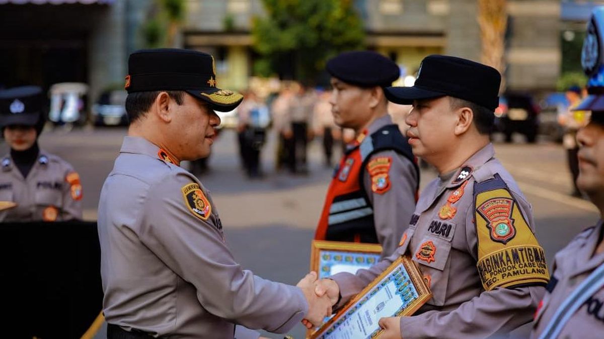 Kapolda Metro Beri Penghargaan ke 3 Personel Penolong Masyarakat