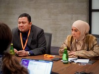 Menteri Komunikasi dan Digital Meutya Hafid saat bertemu Baszucki di kantor pusat Roblox di Silicon Valley, Amerika Serikat, Selasa (22/9/2026). (Dok. Kementerian Komdigi)