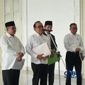 Menteri Pendidikan Tinggi, Sains, and Teknologi, Brian Yuliarto bersama Menko PMK, Pratikno, Menteri Pendidikan Dasar dan Menengah, Abdul Mu'ti, dan Menteri Agama, Nasaruddin Umar menyampaikan keterangan kepada awak media usai menghadiri rapat terbat