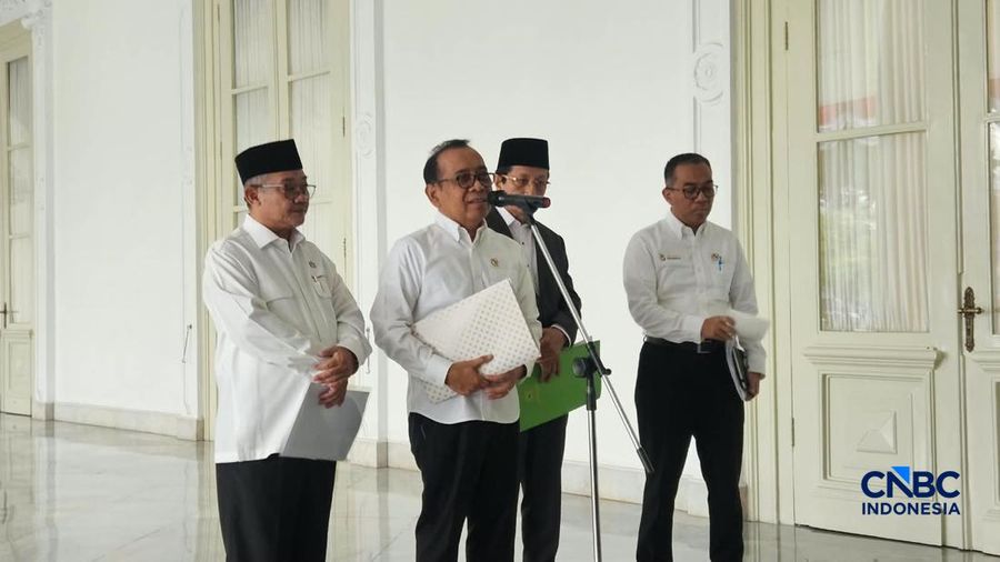 Menteri Pendidikan Tinggi, Sains, and Teknologi, Brian Yuliarto bersama Menko PMK, Pratikno, Menteri Pendidikan Dasar dan Menengah, Abdul Mu'ti, dan Menteri Agama, Nasaruddin Umar menyampaikan keterangan kepada awak media usai menghadiri rapat terbat