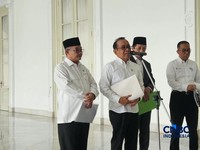 Menteri Pendidikan Tinggi, Sains, and Teknologi, Brian Yuliarto bersama Menko PMK, Pratikno, Menteri Pendidikan Dasar dan Menengah, Abdul Mu'ti, dan Menteri Agama, Nasaruddin Umar menyampaikan keterangan kepada awak media usai menghadiri rapat terbat