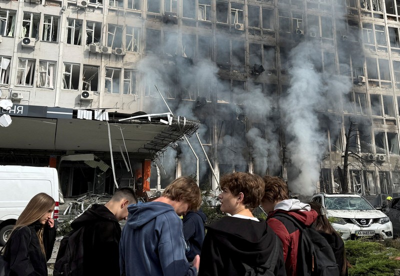 Asap membubung di atas kota setelah serangan pesawat nirawak Rusia&mdash;di tengah serangan Rusia terhadap Ukraina&mdash;di Kyiv, Ukraina, pada 23 September 2026. (REUTERS/Valentyn Ogirenko)
