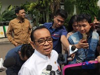 Para menteri kabinet Merah Putih sudah mulai merapat ke Istana, untuk mengikuti rapat terbatas terkait rencana penyelenggaraan sekolah gratis dari SD - perguruan tinggi, di Istana, Rabu (23/9/2026). (CNBC Indonesia/Emir Yanwardhana)