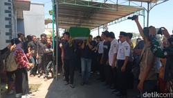 Tangis Pengantin Baru Makamkan Adiknya Korban KM Virgo di Hari Pernikahan