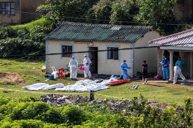 Petugas forensik kepolisian bekerja di lokasi kejadian tempat beberapa orang tewas dan sejumlah lainnya terluka, di kawasan KwaMakhutha dekat Durban, Afrika Selatan, pada 23 September 2026.(REUTERS/Stringer)
