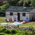 Petugas forensik kepolisian bekerja di lokasi kejadian tempat beberapa orang tewas dan sejumlah lainnya terluka, di kawasan KwaMakhutha dekat Durban, Afrika Selatan, pada 23 September 2026.(REUTERS/Stringer)