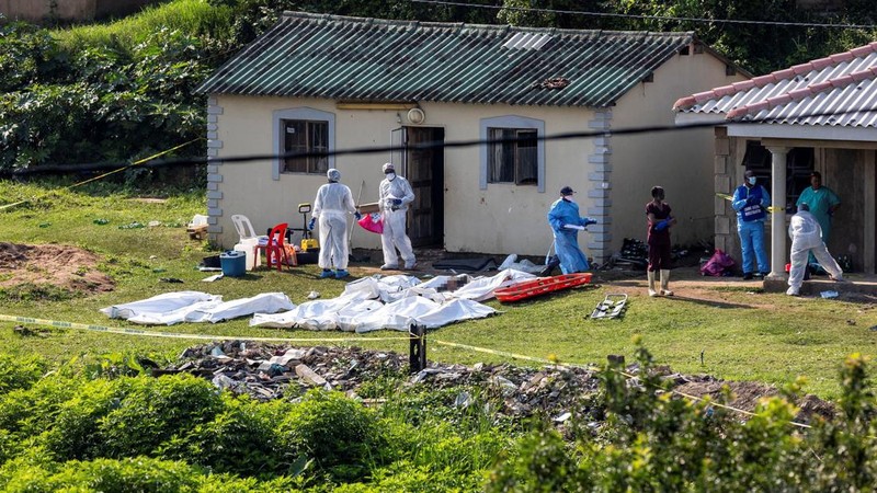 Petugas forensik kepolisian bekerja di lokasi kejadian tempat beberapa orang tewas dan sejumlah lainnya terluka, di kawasan KwaMakhutha dekat Durban, Afrika Selatan, pada 23 September 2026.(REUTERS/Stringer)