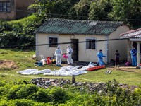 Petugas forensik kepolisian bekerja di lokasi kejadian tempat beberapa orang tewas dan sejumlah lainnya terluka, di kawasan KwaMakhutha dekat Durban, Afrika Selatan, pada 23 September 2026.(REUTERS/Stringer)
