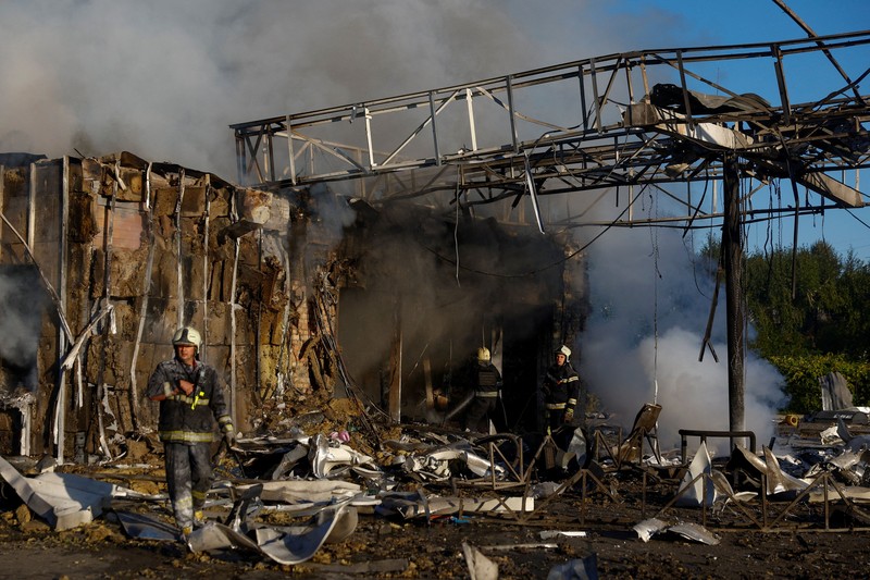 Asap membubung di atas kota setelah serangan pesawat nirawak Rusia&mdash;di tengah serangan Rusia terhadap Ukraina&mdash;di Kyiv, Ukraina, pada 23 September 2026. (REUTERS/Valentyn Ogirenko)