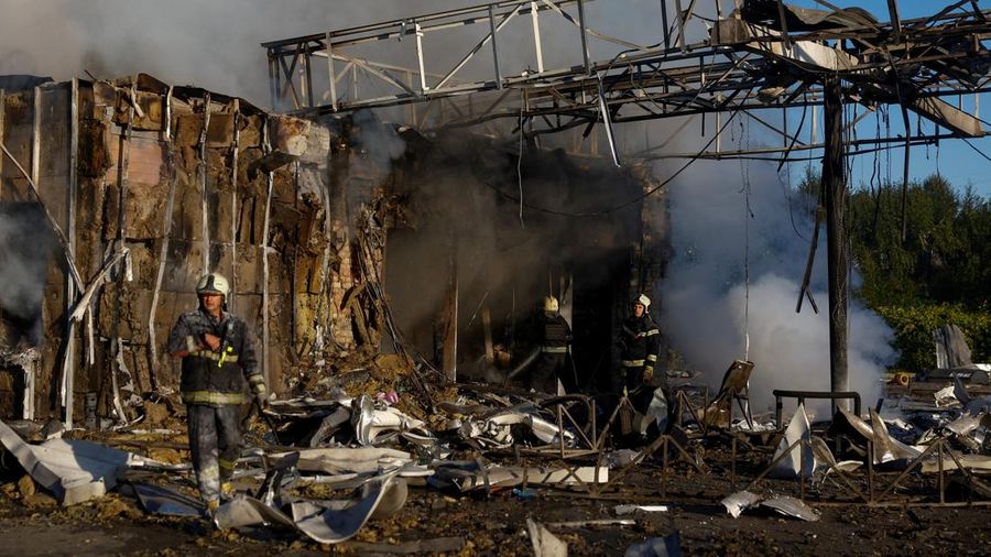 Petugas pemadam kebakaran bekerja di lokasi sebuah SPBU yang dihantam serangan pesawat nirawak Rusia pada pagi hari, di tengah serangan Rusia terhadap Ukraina, di Kyiv, Ukraina, 23 September 2026.