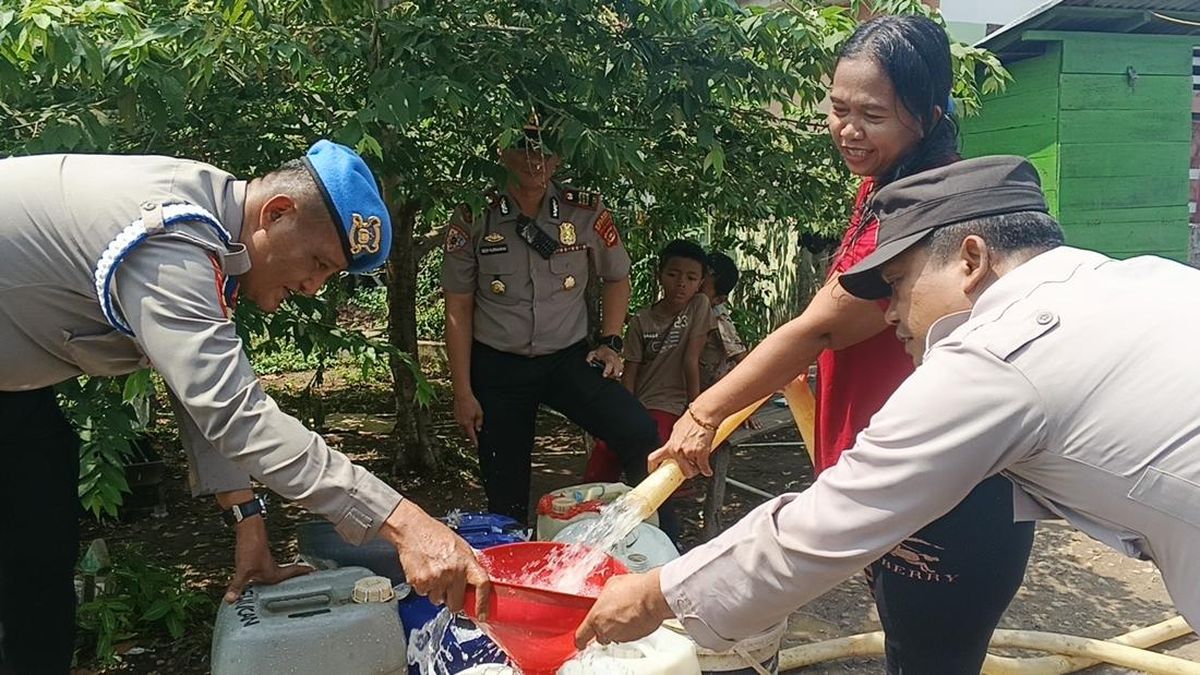 Polda Sumsel Salurkan 7.000 Liter Air Bersih untuk Warga Desa Lumpatan II