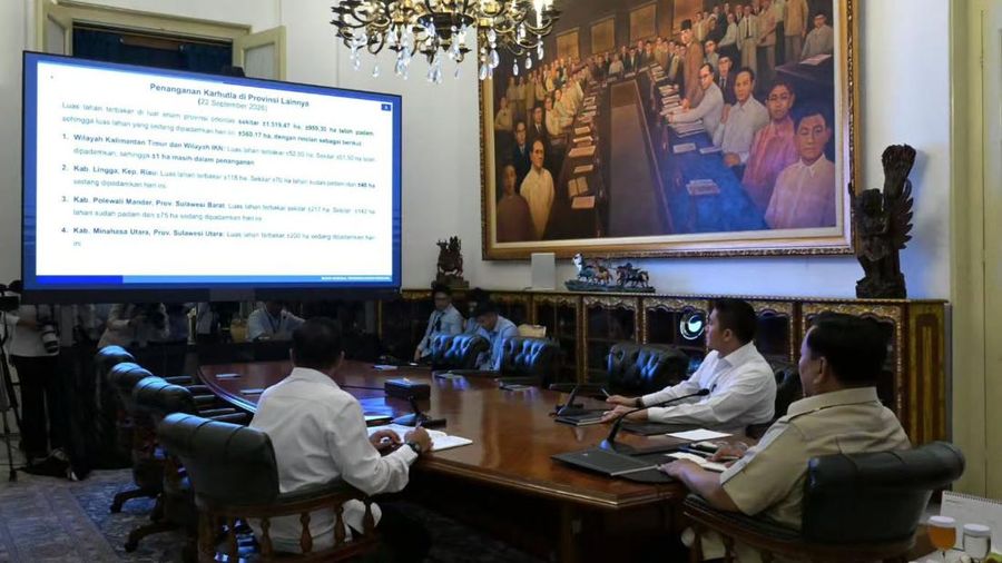 Presiden Prabowo Subianto memimpin Rapat Terbatas membahas penanggulangan kebakaran hutan dan lahan (Karhutla) secara hybrid dari Istana Merdeka, Rabu, 23 September 2026. (Instagram/sekretariat.kabinet)