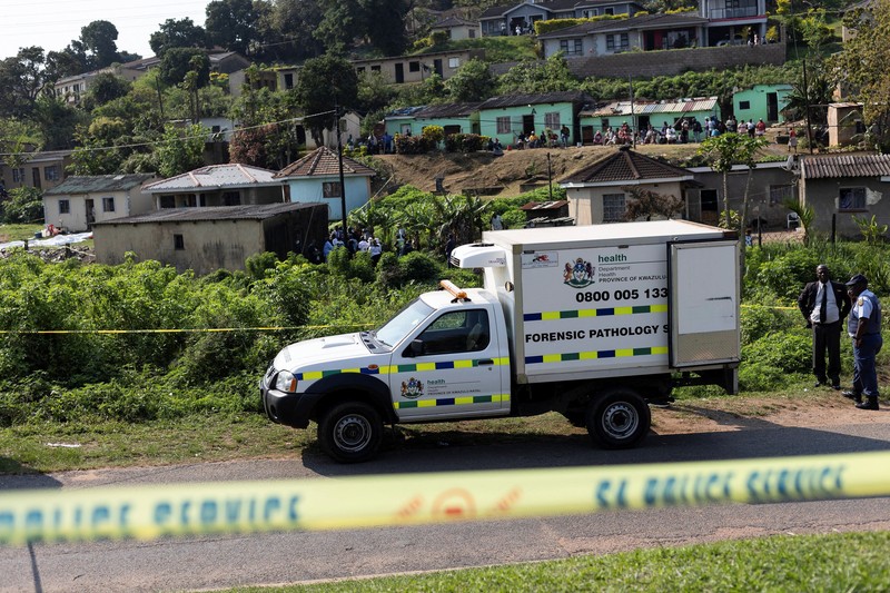 Petugas forensik kepolisian bekerja di lokasi kejadian tempat beberapa orang tewas dan sejumlah lainnya terluka, di kawasan KwaMakhutha dekat Durban, Afrika Selatan, pada 23 September 2026.(REUTERS/Stringer)