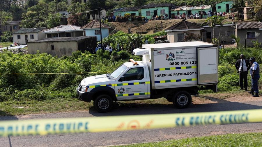 Sebuah kendaraan forensik diparkir di dekat lokasi kejadian tempat beberapa orang tewas dan sejumlah lainnya terluka, di kawasan KwaMakhutha dekat Durban, Afrika Selatan, pada 23 September 2026.