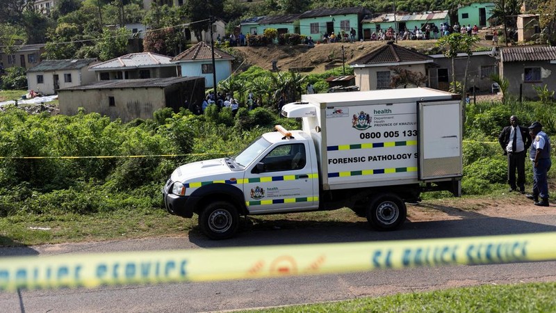 Sebuah kendaraan forensik diparkir di dekat lokasi kejadian tempat beberapa orang tewas dan sejumlah lainnya terluka, di kawasan KwaMakhutha dekat Durban, Afrika Selatan, pada 23 September 2026.