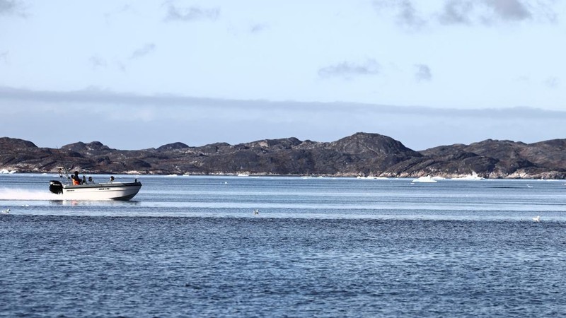 Sebuah perahu melaju melewati kawasan pelabuhan lama di Nuuk, Greenland, pada 22 September 2026.