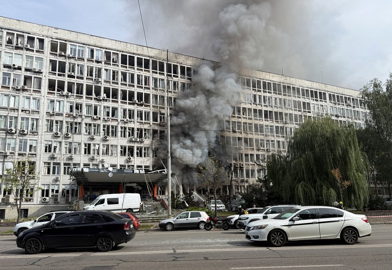 Asap membubung di atas kota setelah serangan pesawat nirawak Rusia&mdash;di tengah serangan Rusia terhadap Ukraina&mdash;di Kyiv, Ukraina, pada 23 September 2026. (REUTERS/Valentyn Ogirenko)