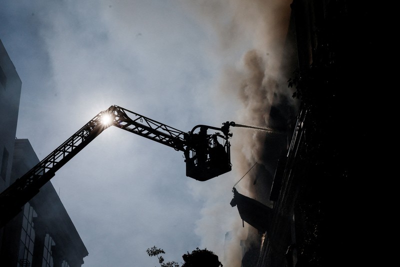 Asap membubung di atas kota setelah serangan pesawat nirawak Rusia&mdash;di tengah serangan Rusia terhadap Ukraina&mdash;di Kyiv, Ukraina, pada 23 September 2026. (REUTERS/Valentyn Ogirenko)