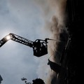Seorang petugas pemadam kebakaran bekerja di lokasi pusat bisnis yang dihantam serangan pesawat nirawak Rusia, di tengah serangan Rusia terhadap Ukraina di Kyiv, Ukraina, pada 23 September 2026. (REUTERS/Gleb Garanich)