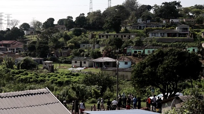 Petugas forensik kepolisian bekerja di lokasi kejadian tempat beberapa orang tewas dan sejumlah lainnya terluka, di kawasan KwaMakhutha dekat Durban, Afrika Selatan, pada 23 September 2026.(REUTERS/Stringer)