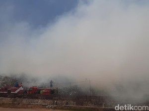 Pemulung Panik Saat TPS Plosojenar Pati Terbakar Hebat Siang Ini