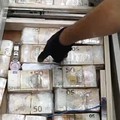 Potret Uang Tunai Rp64 M Tersembunyi di Dinding & Lantai Rumah Mafia