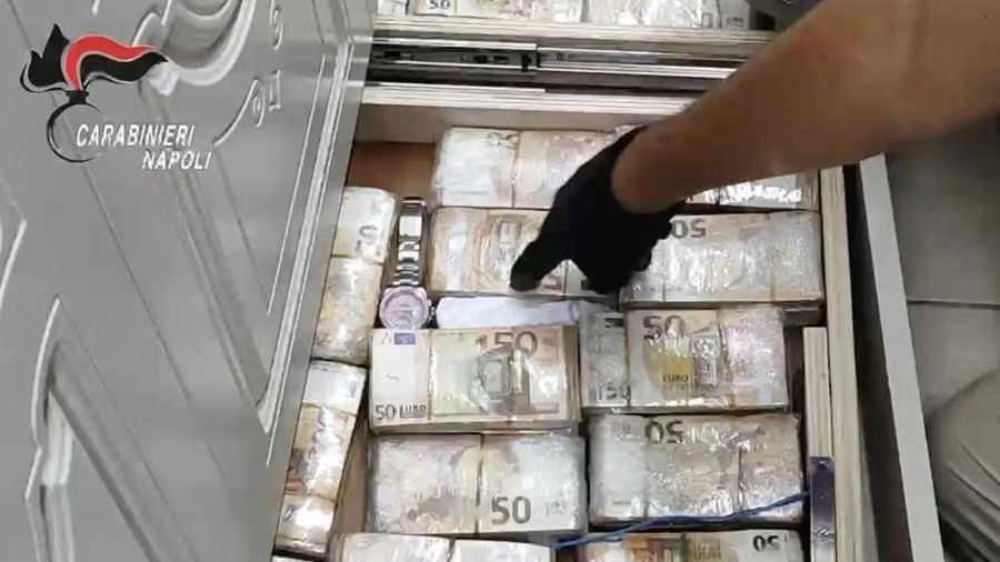 Uang tunai tersebut ditumpuk dalam ikatan uang kertas pecahan 50 euro di sebuah lokasi di Naples, Italia. (Dok. Napoli Police)