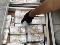 Uang tunai tersebut ditumpuk dalam ikatan uang kertas pecahan 50 euro di sebuah lokasi di Naples, Italia. (Dok. Napoli Police)