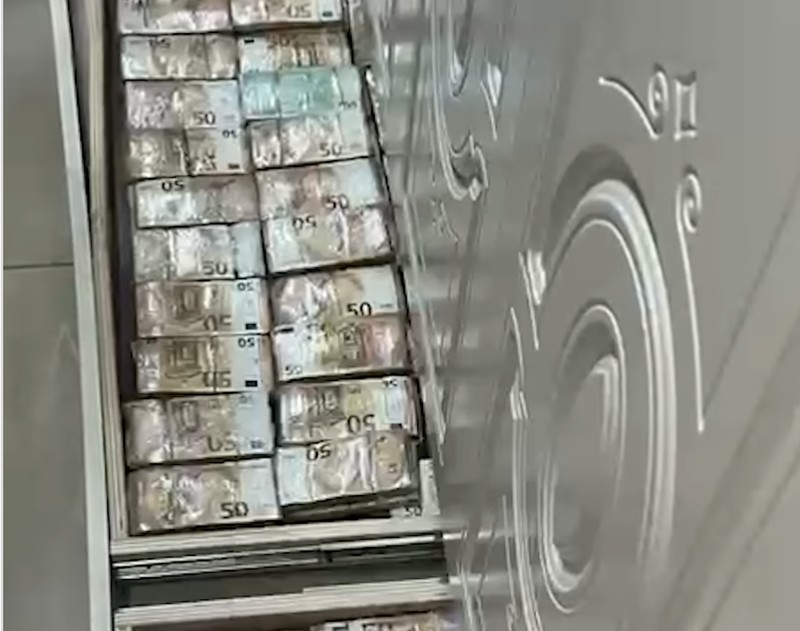 Uang tunai tersebut ditumpuk dalam ikatan uang kertas pecahan 50 euro di sebuah lokasi di Naples, Italia. (Dok. Napoli Police)