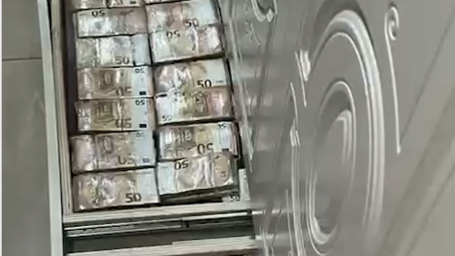 Uang tunai tersebut ditumpuk dalam ikatan uang kertas pecahan 50 euro di sebuah lokasi di Naples, Italia. (Dok. Napoli Police) Uang tunai tersebut ditumpuk dalam ikatan uang kertas pecahan 50 euro di sebuah lokasi di Naples, Italia. (Dok. Napoli Police)