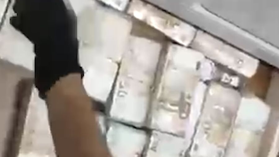 Uang tunai tersebut ditumpuk dalam ikatan uang kertas pecahan 50 euro di sebuah lokasi di Naples, Italia. (Dok. Napoli Police)